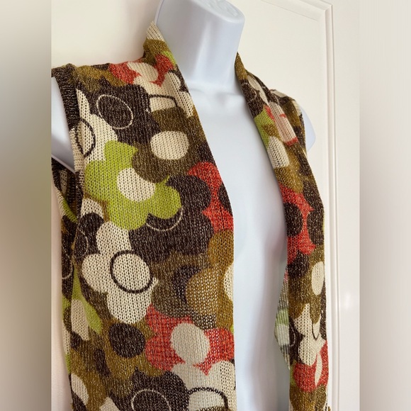 70s Style Flowy Floral Retro Vest - Picture 2 of 6